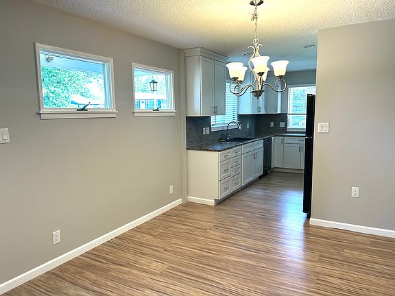 5th image of 4424 Regal Ave NE