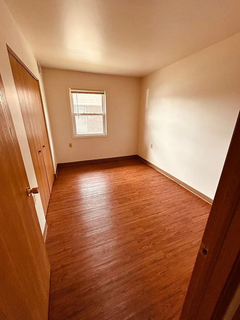 408 E Maple St — Photo 3