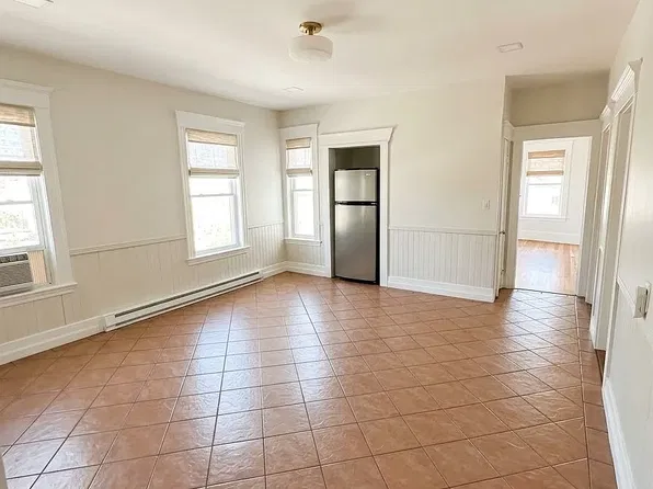 246 Millbury St APT 3, Worcester, MA 01610