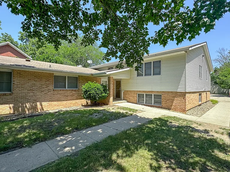 212 S Walnut Ave — Photo 2