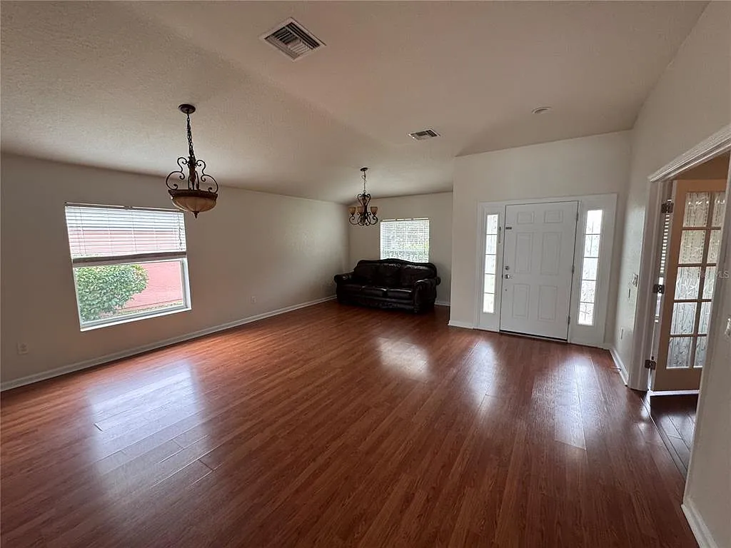 3 bed, 2.0 bath, 2185 sqft, $2,100 — Photo 4
