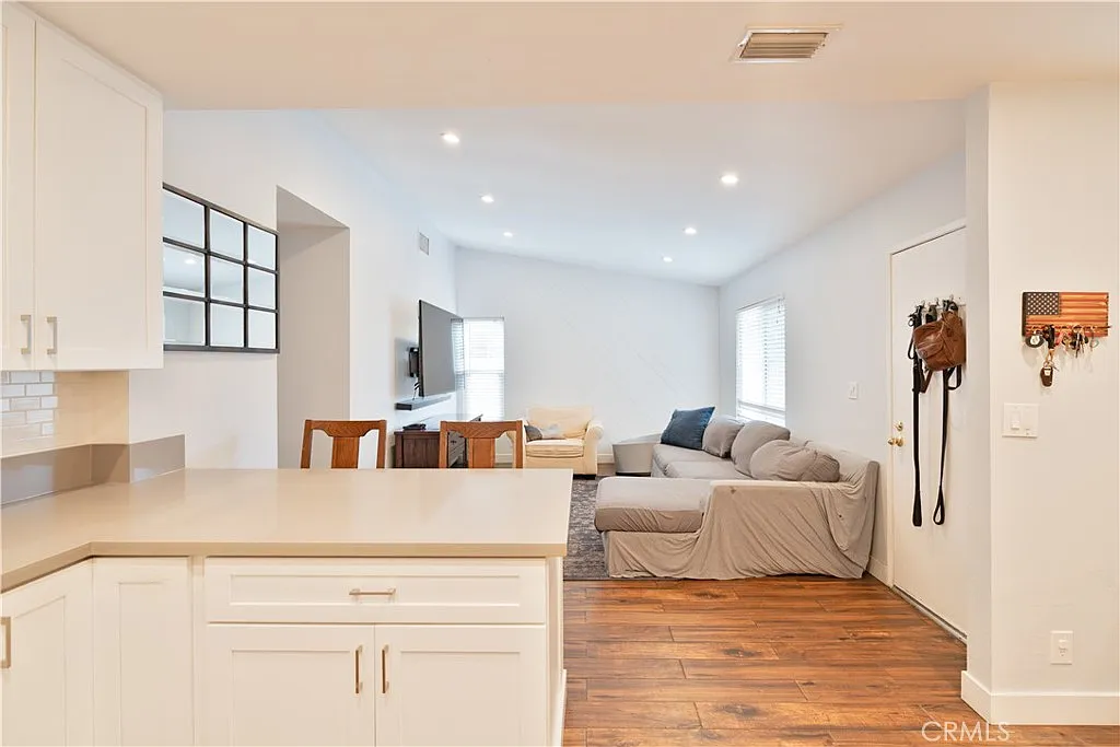 3 bed, 1018 sqft, $3,500 — Photo 4