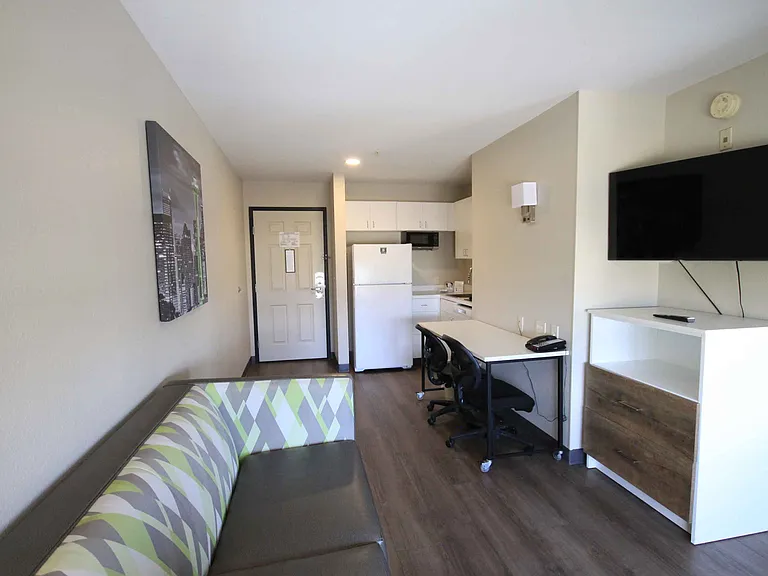 1 Bedroom Suite - 1 King Bed