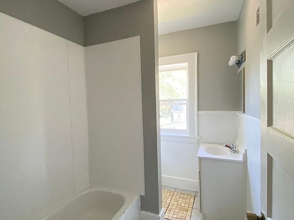 2nd image of 301 1/2 S Center St #301-1/2
