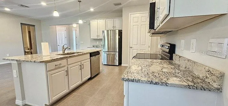 3 bed, 2.0 bath, 2001 sqft, $2,500 — Photo 4