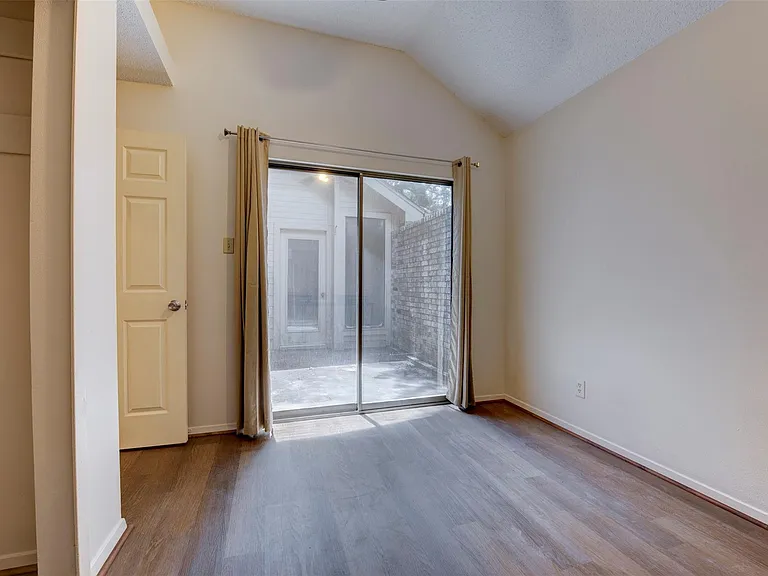 1906 Woodhue Dr — Photo 21