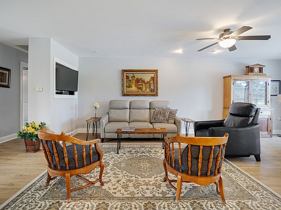 5th image of 810 N Allen Ave