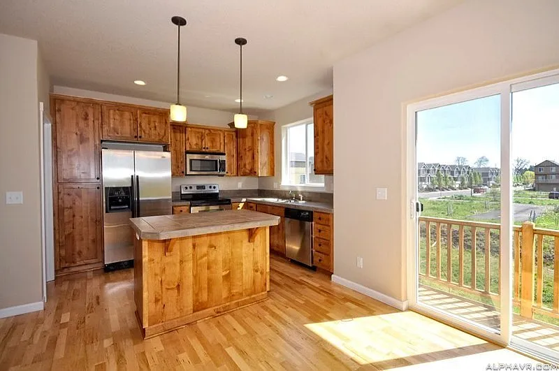 Craftsman Style Townhouse - 3 bedroom, 2.5 bath w/ Bonus Room - Attached Double Garage — Photo 2