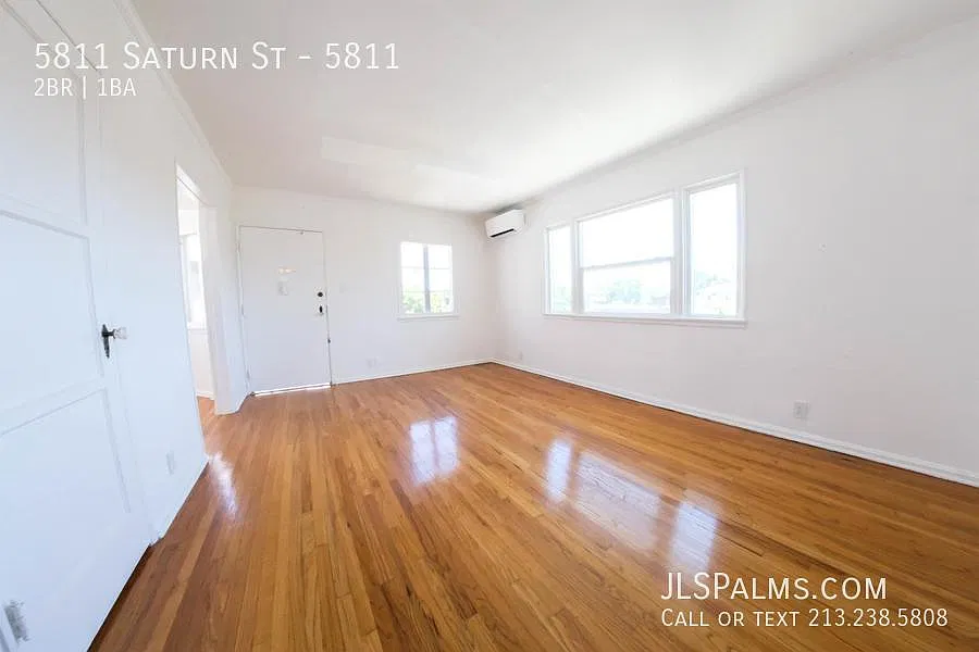 Vintage Top Floor 2 Bed W/Modern Kitchen! — Photo 4