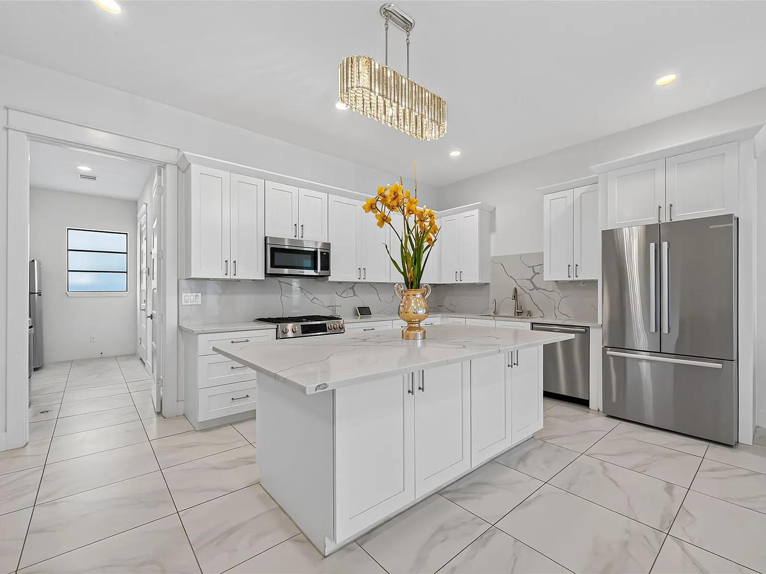 3 bed, 3.0 bath, 2642 sqft, $2,700 — Photo 3