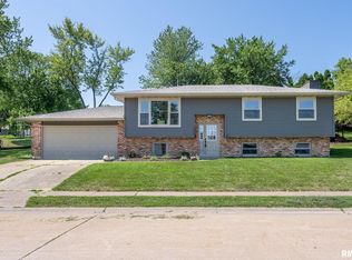 111 Colony Dr, Davenport, IA 52806