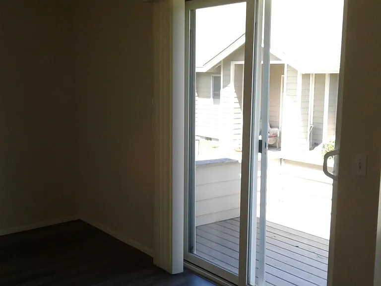 737 NE Savannah Dr #4 — Photo 6
