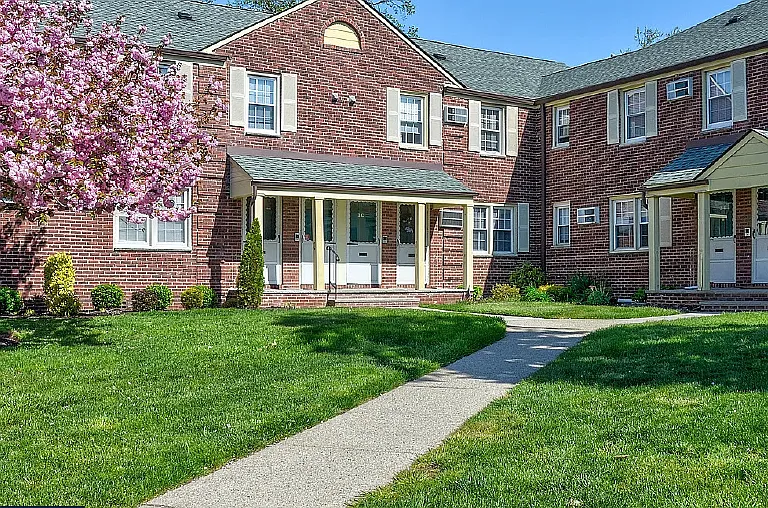Riverview Gardens — Photo 15