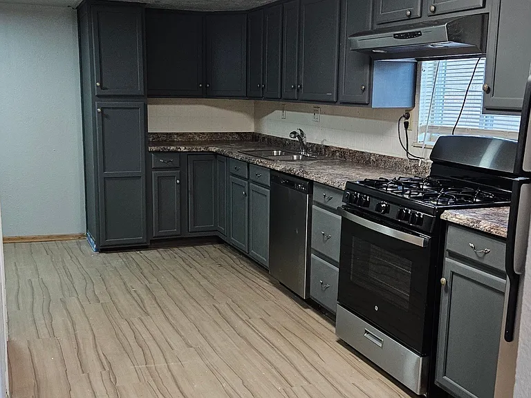 724 Troy Ave — Photo 4