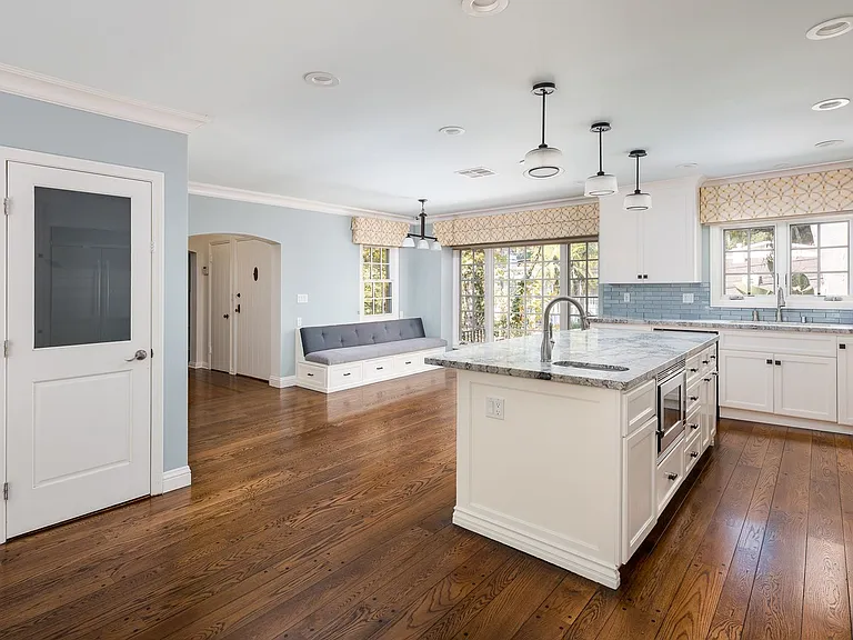 2624 N Commonwealth Ave — Photo 11