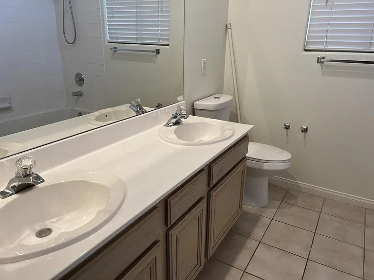 1656 Warrenville St — Photo 13
