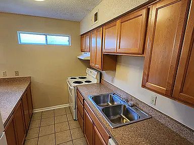 3rd image of 112 Glenn St #11333276