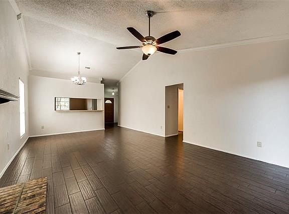 4th image of 303 Spanish Moss Dr