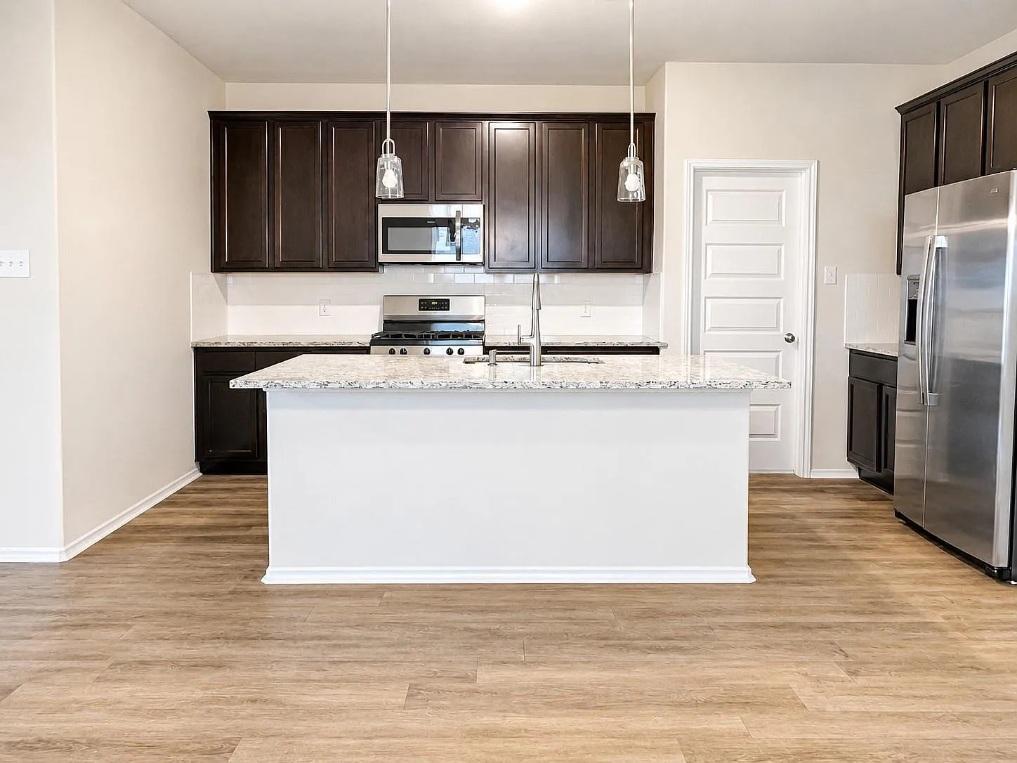 4 bed, 2.5 bath, 2487 sqft, $2,900 — Photo 3
