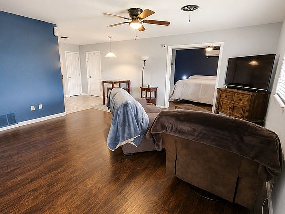 5th image of 413 Stanton St