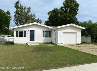 843 Dell Ave, Dickinson, ND 58601