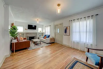 4 bed, 2300 sqft, $2,500 — Photo 2