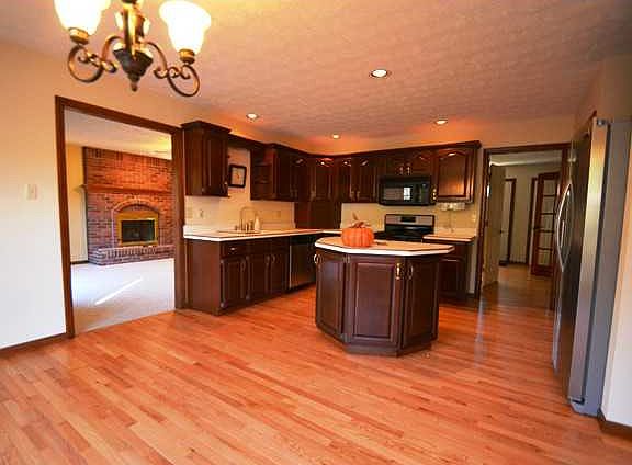 4th image of 230 Meadowbrook Dr
