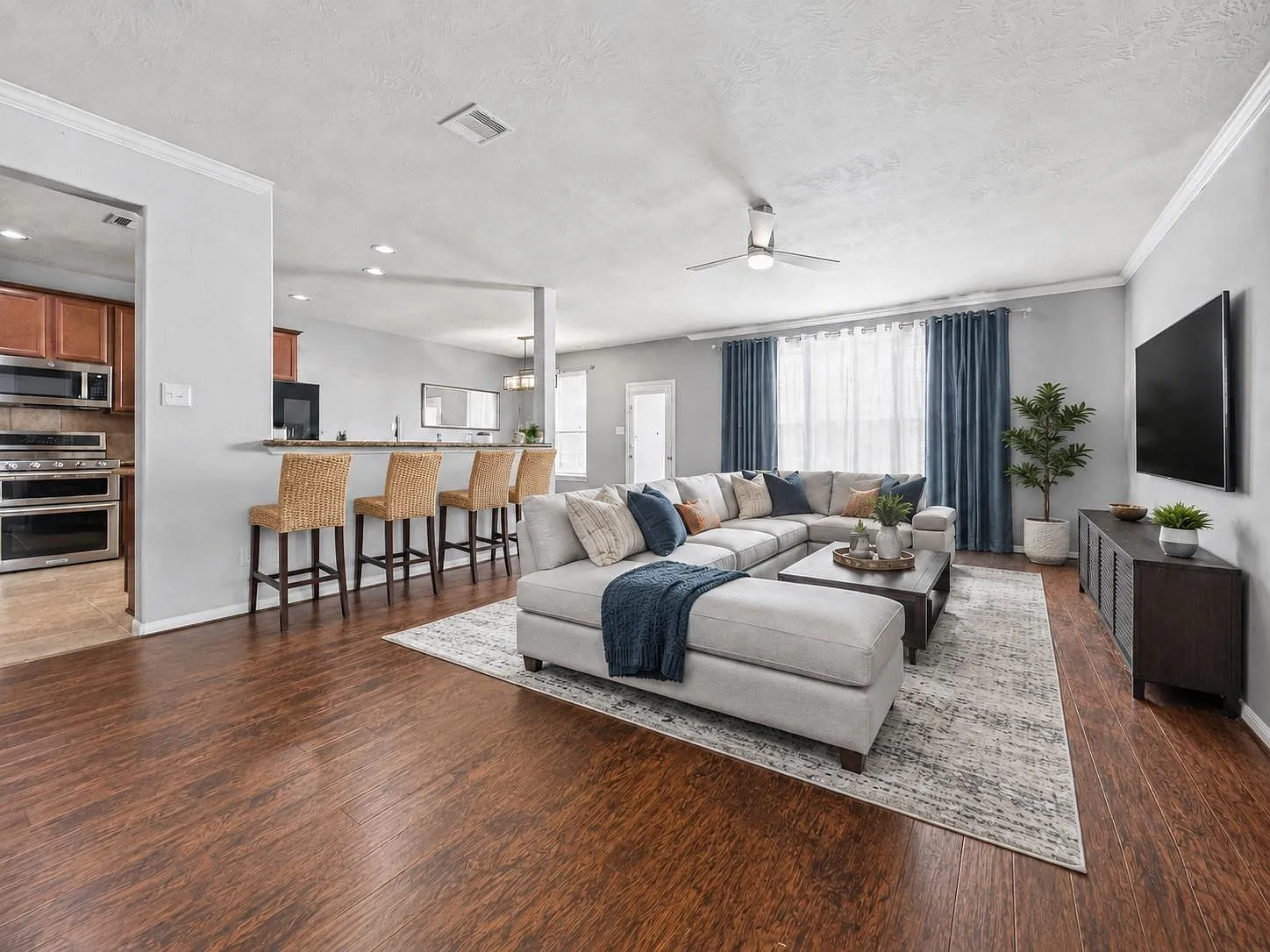 4 bed, 2.5 bath, 2452 sqft, $2,750 — Photo 4