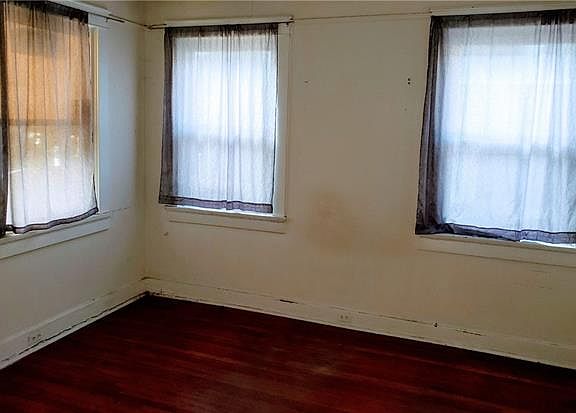 3rd image of 2725 Pine St