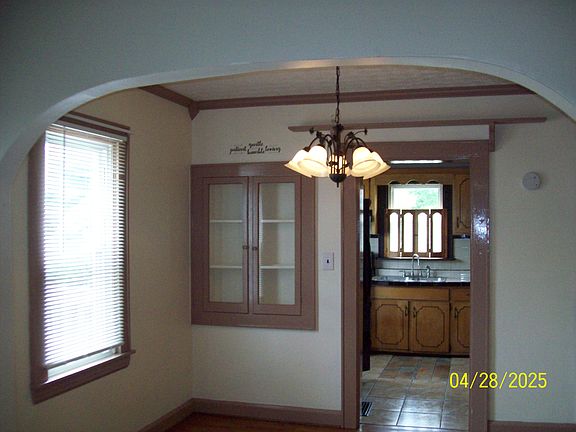 4th image of 405 Brown St