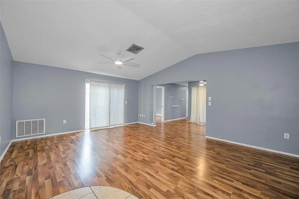 3 bed, 2.0 bath, 1274 sqft, $2,500 — Photo 3
