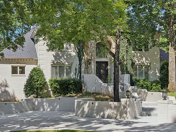 4th image of 827 Maxwell Ct