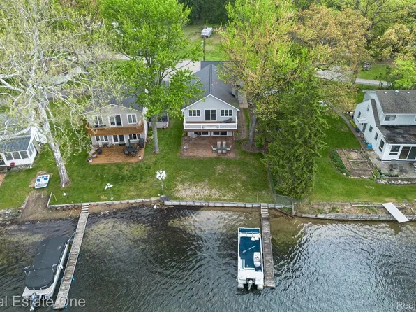 10194 Elmcrest Rd, Whitmore Lake, MI 48189