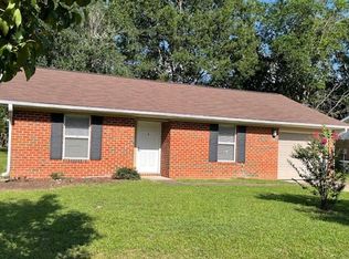 102 Bellflower Cir, Raeford, NC 28376