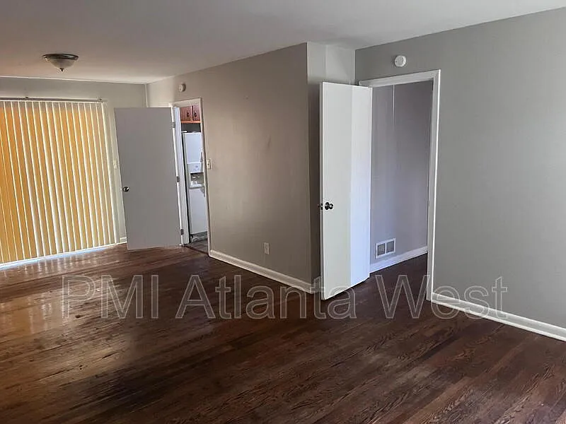 5 bed, 2.0 bath, 2087 sqft, $2,000 — Photo 3