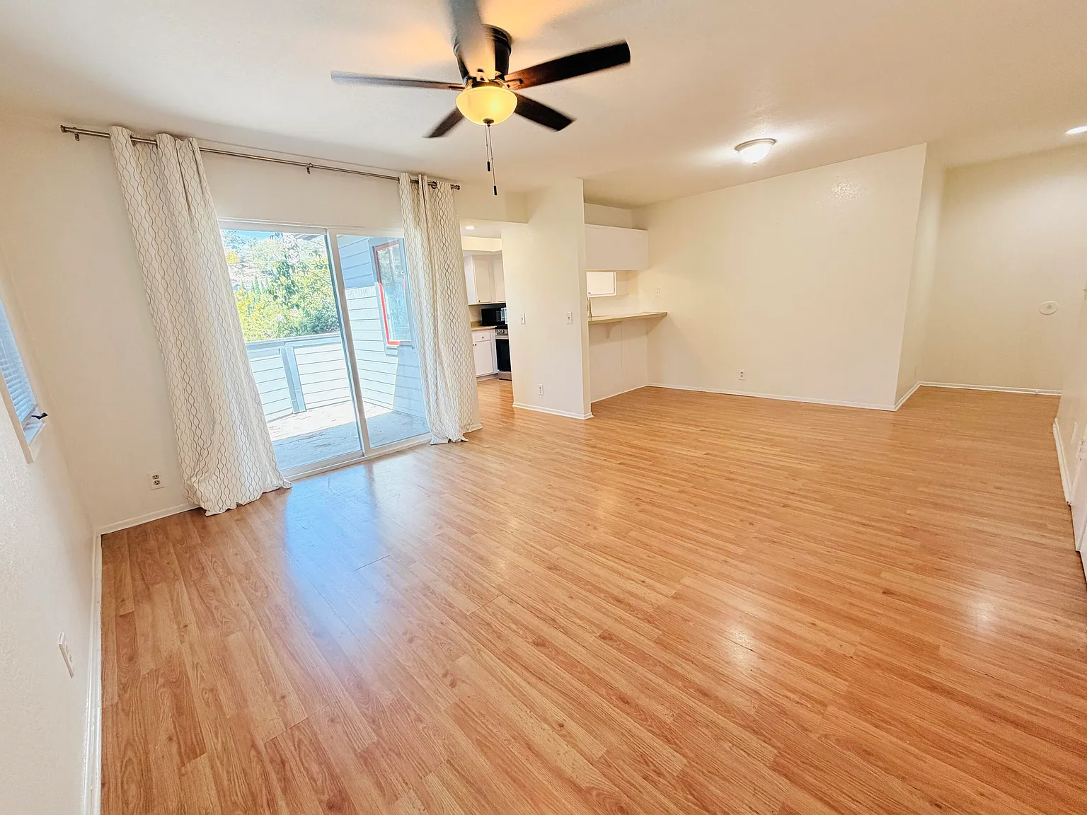 2 bed, 2.0 bath, 955 sqft, $4,750 — Photo 3