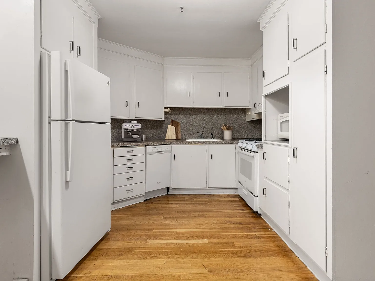 3 bed, 1.0 bath, 1035 sqft, $4,400 — Photo 2