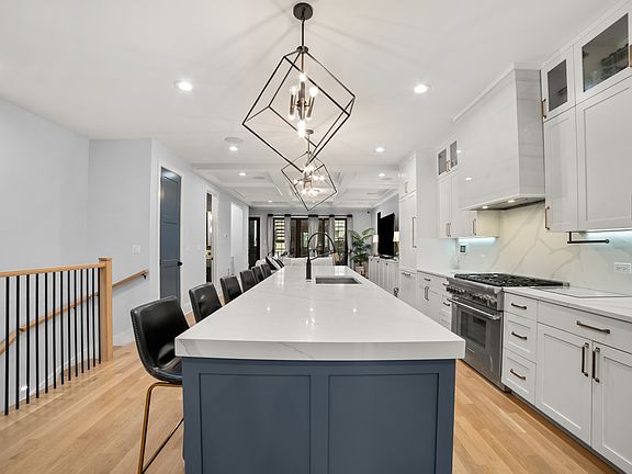 2nd image of 2254 W Roscoe St #1