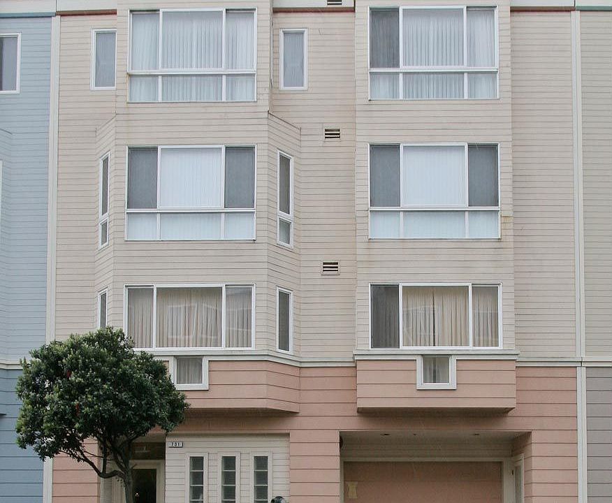 Top flat in 3-unit building