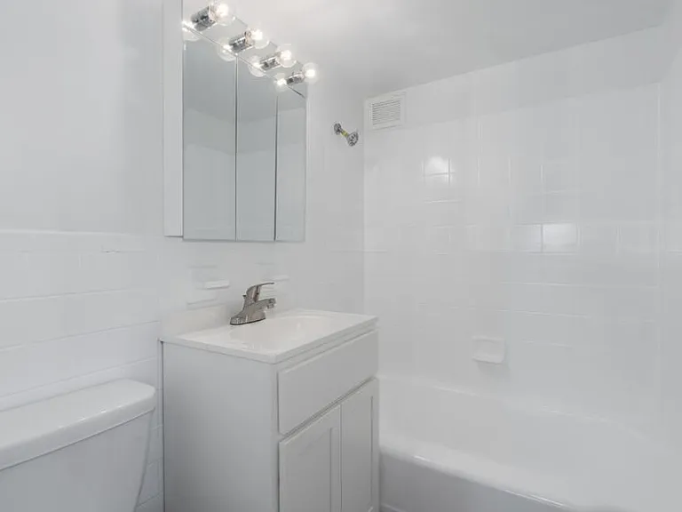 Courtside Square Apartments and Suites — Photo 13