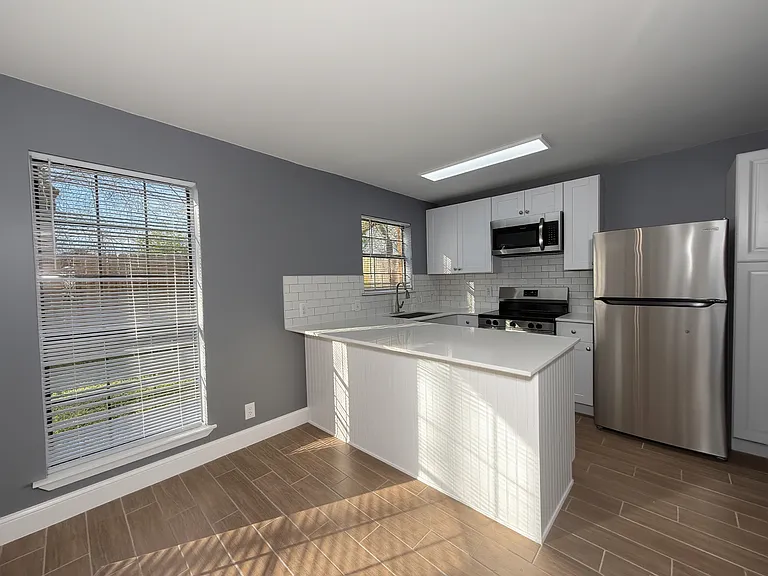 1900 W Taylor St — Photo 7