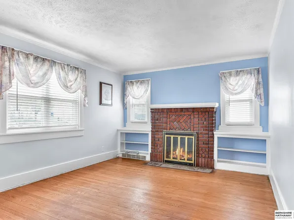 1202 S 44th St, Omaha, NE 68105