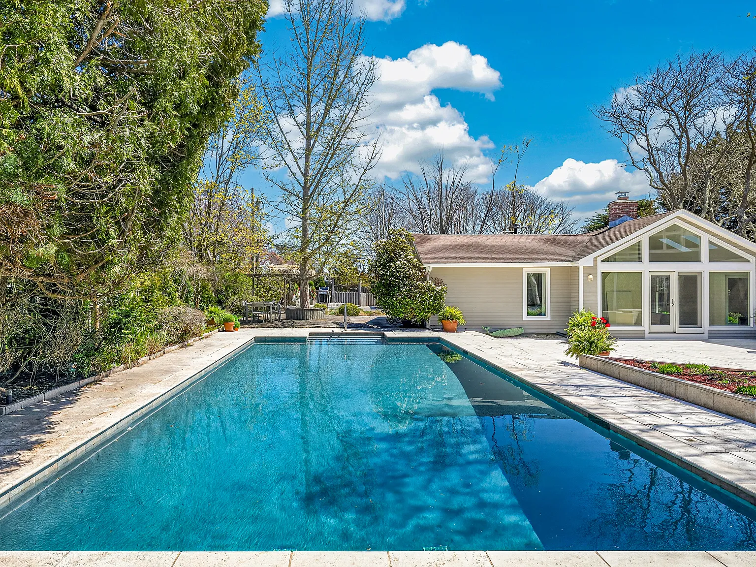 Southampton Summer Retreat With Water Access, Pool & Sauna — Photo 2