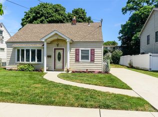 3 Tulip Pl, Merrick, NY 11566