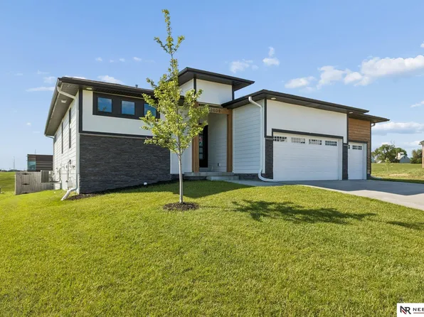 12009 Windsor Dr, Papillion, NE 68046