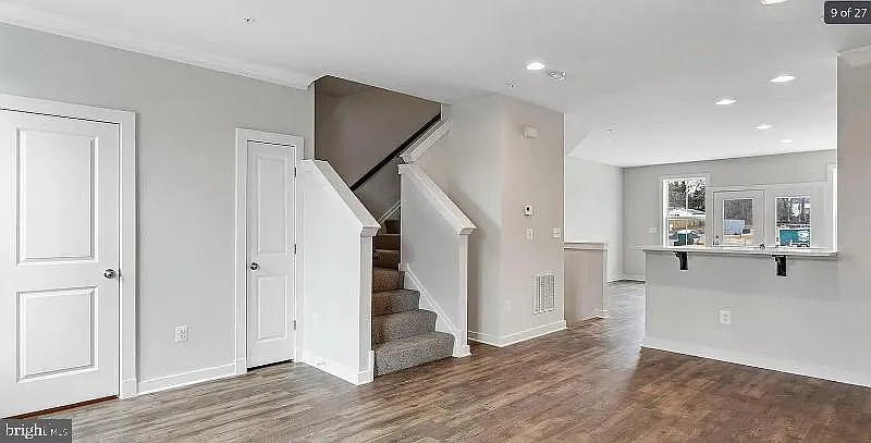 4 bed, 3.5 bath, 2000 sqft, $3,300 — Photo 3