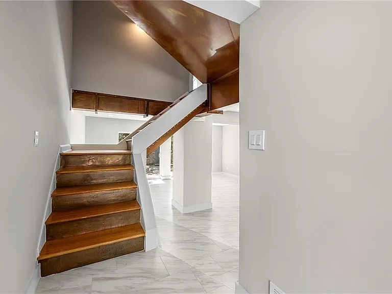 1009 Riverbend Club Dr SE — Photo 2