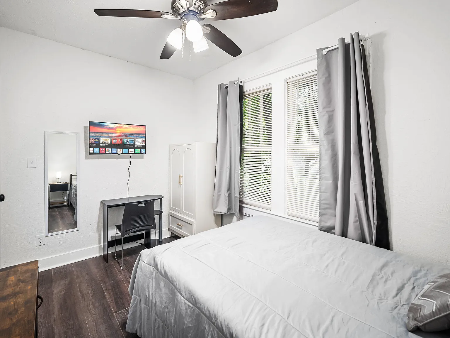 4 bed, 1.0 bath, 1008 sqft, $676 — Photo 2