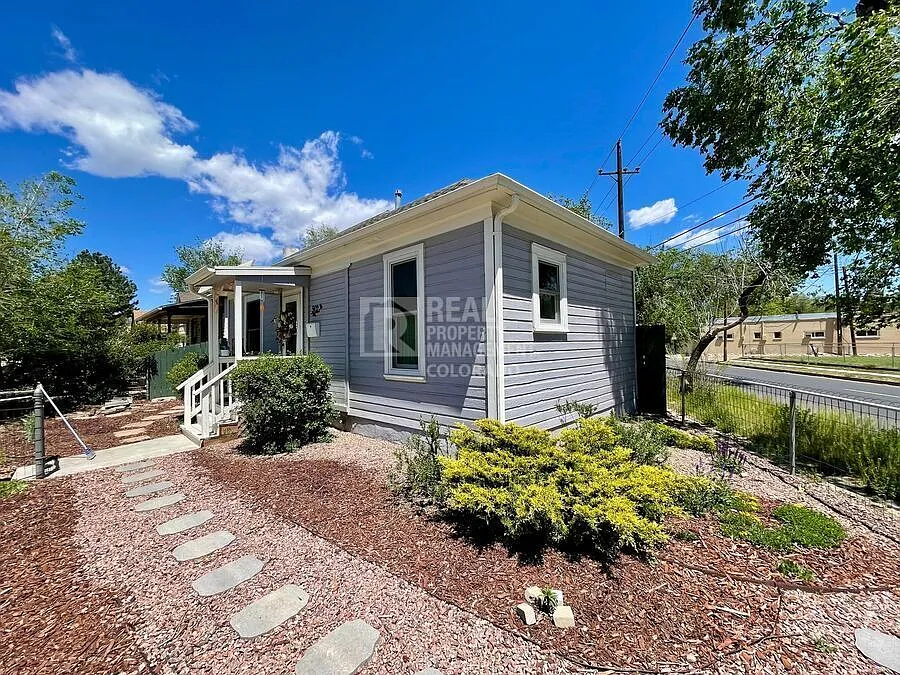 Charming, Updated Home in a Walkable Neighborhood 902 Cucharras St, Colorado Springs — Photo 4