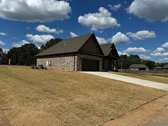 3rd image of 205 Dogwood Dr